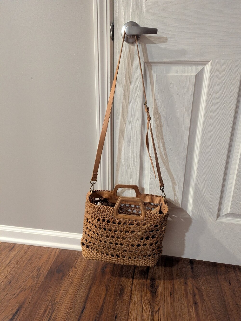 Woven Tote Bag in Light Tan - Stylish Everyday Carry - Picture 2 of 7